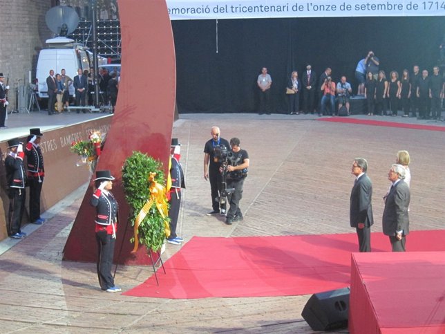 A.Mas, N.De Gispert  y X.Trias en la ofrenda floral de la Diada