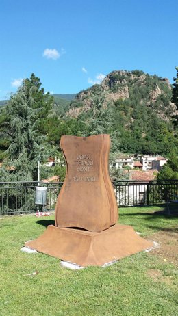 Ribes de Freser (Girona) rinde homenaje a Joan Triadú con un monumento