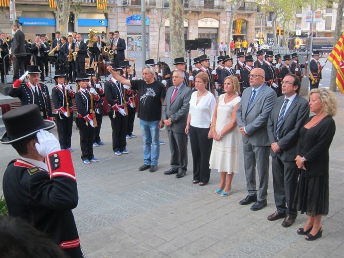 Ofrenda ante el monumento a Rafael Casanova de la mesa del Parlament