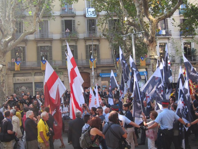 Miembros de PxC se van de la ofrenda sin oír el himno