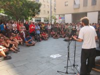 Más de 200 antifascistas se concentran en el Raval contra el racismo y el capitalismo