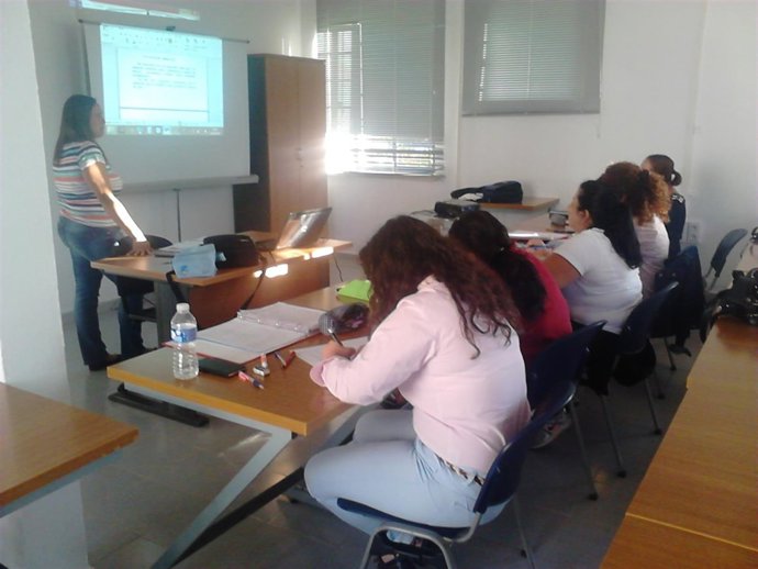 Alumnos del programa Retorno a la Formación de Alcalá de Guadaíra en clase. 