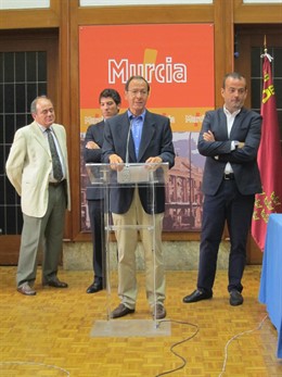 Domingo Vizcaíno, Miguel Ángel Cámara y Javier Iniesta en la presentación