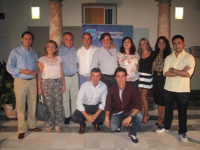 Los populares arropan a Toni Ramírez.