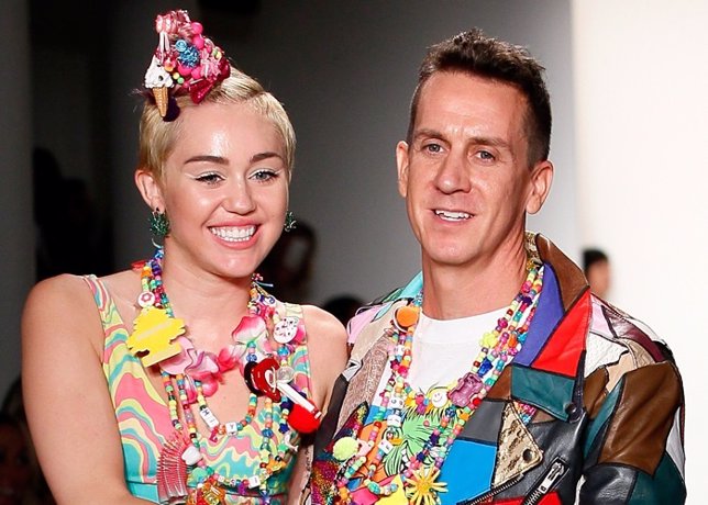Miley Cyrus entre golosinas y mucho color psicodélico para Jeremy Scott