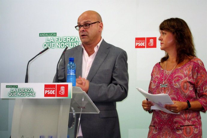 Manuel Fernández, en la rueda de prensa junto a María del Mar Shaw.