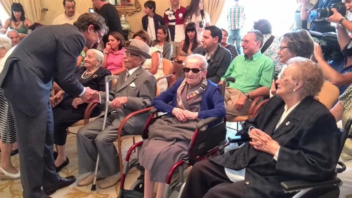 Acto de homenaje a salmantinos centenarios en el Ayuntamiento de la ciudad