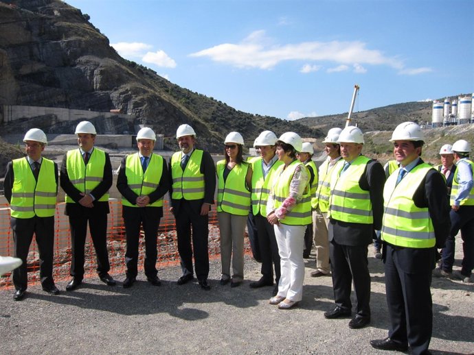 Visita de Sanz y de Ramos de Armas a la presa de Enciso
