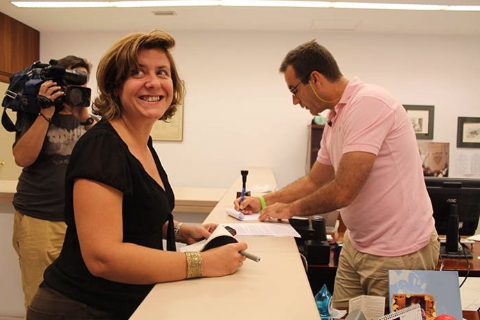 Alba Doblas en el registro del Parlamento andaluz