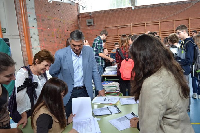 Enrique Torre y Eva Arranz en el reparto de libros