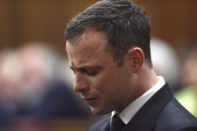 El atleta sudafricano Oscar Pistorius reacciona durante la lectura del veredicto