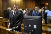 Foto: Juez absuelve a Pistorius de asesinato y aplaza al viernes el veredicto