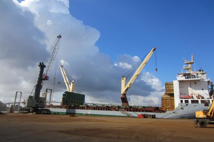 Descarga del material de chatarra.