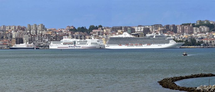 Ferry Y Cruceros En La Bahía De Santander