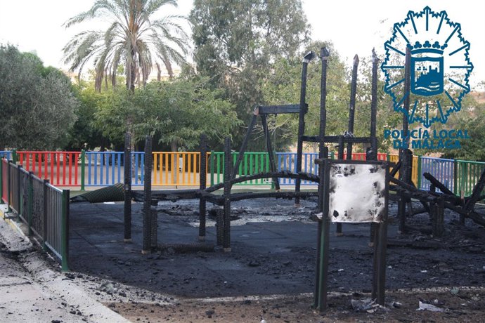 Parque infantil calcinado fuego incendio provocado laguna barrera