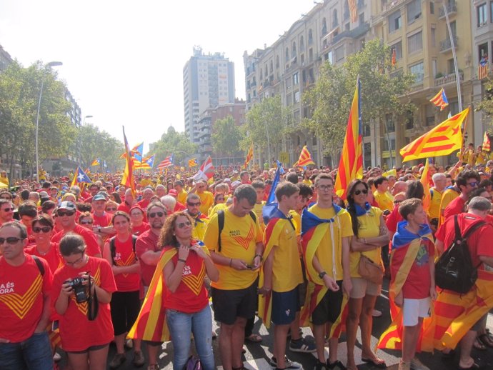 Miles de ciudadanos forman la V en Barcelona