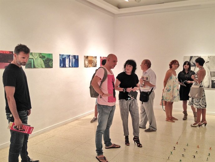 La diputada de Cultura, Elena Tobar, en la exposición de Mario Marín.