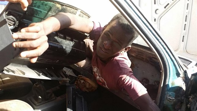 Uno de los inmigrantes descubiertos en un doble fondo de un coche