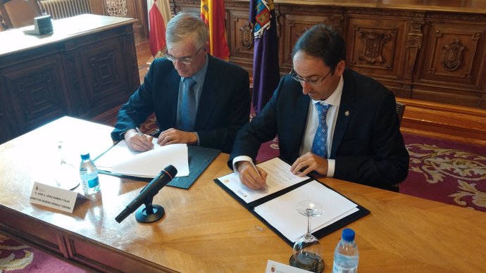 El alcalde de Palencia y el responsable de Renault, en la firma del convenio.