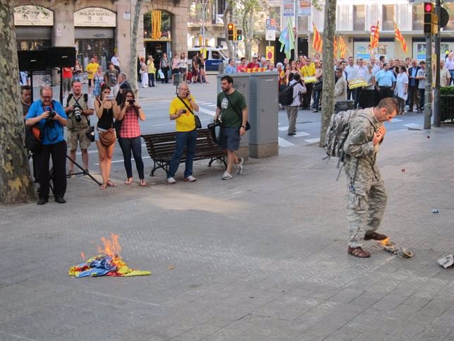 Hombre quema una estelada