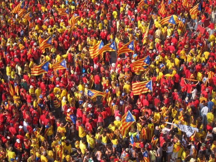Miles de ciudadanos en la manifestación de la Diada en Barcelona
