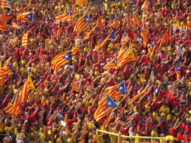 Miles de ciudadanos en la 'V' de la Diada en barcelona