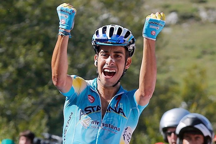 Fabio Aru celebra su victoria en el alto de San Miguel de Aralar