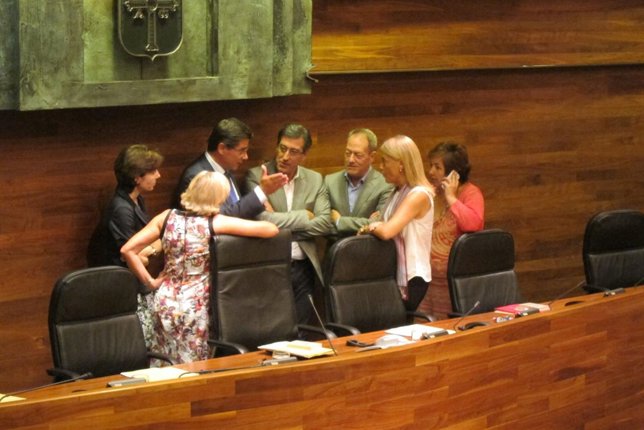 Los portavoces de la Junta General conversan antes del Pleno