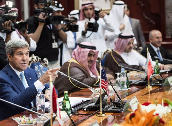 Kerry junto a representantes de países árabes