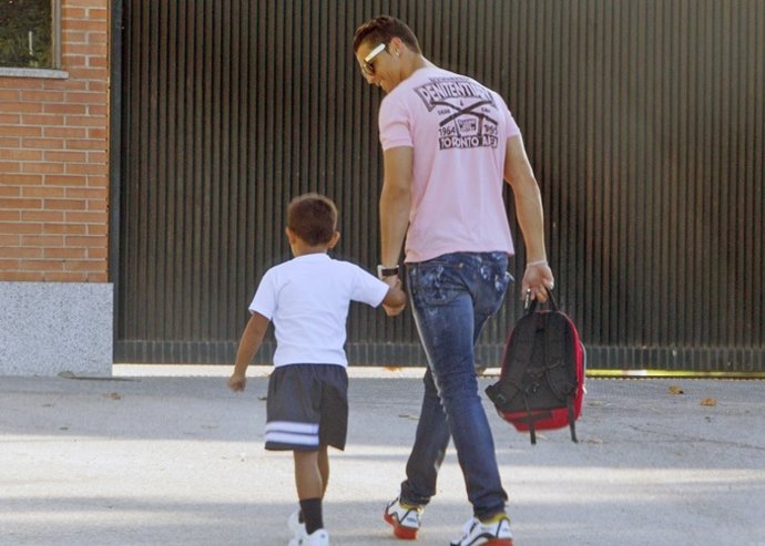 050914. Madrid (Madrid). Espa–A. ESPCRISTIANO RONALDO LLEVA A SU HIJO AL  COLEGI