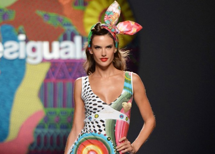 Desfile desigual alessandra ambrosio cibeles fashion week madrid