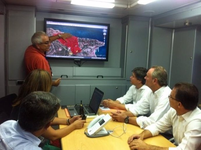 La imagen del incendio en la pantalla en la reunión en el PMA con Fabra 