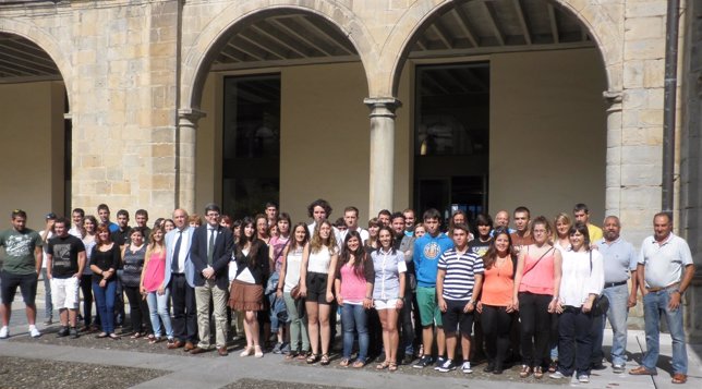 Iribas con un grupo de alumnos que han realizado prácticas en empresas europeas