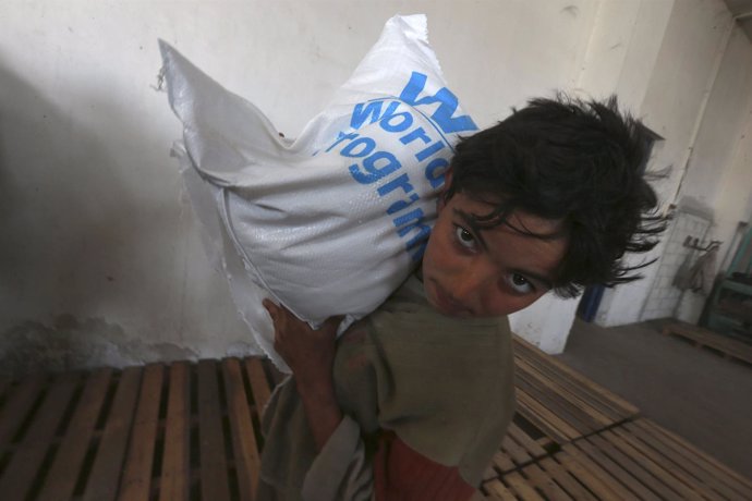 Un niño recibe ayuda humanitaria en Duma