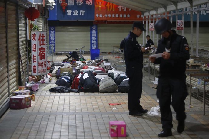 La policía revisa los equipajes no reclamados tras el ataque a la estación de tr