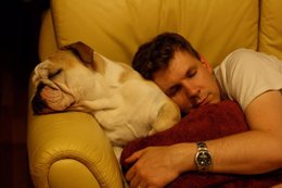 Hombre durmiendo con su perro