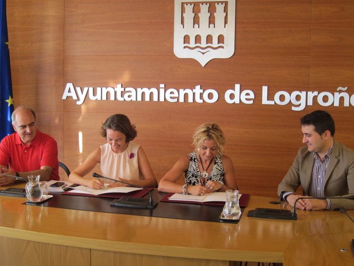 Firma del convenio entre el Ayuntamiento y las Casas Regionales