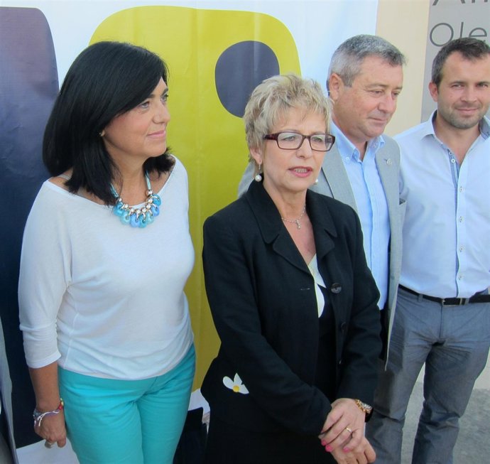 Elena Víboras, 2ª por la izquierda, antes de atender a los periodistas.