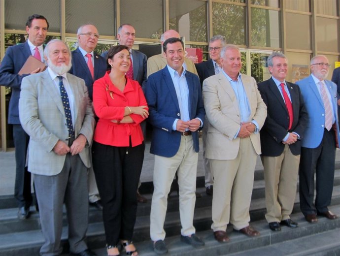 Juanma Moreno y Ana Corredera con el Colegio Profesional de Médicos