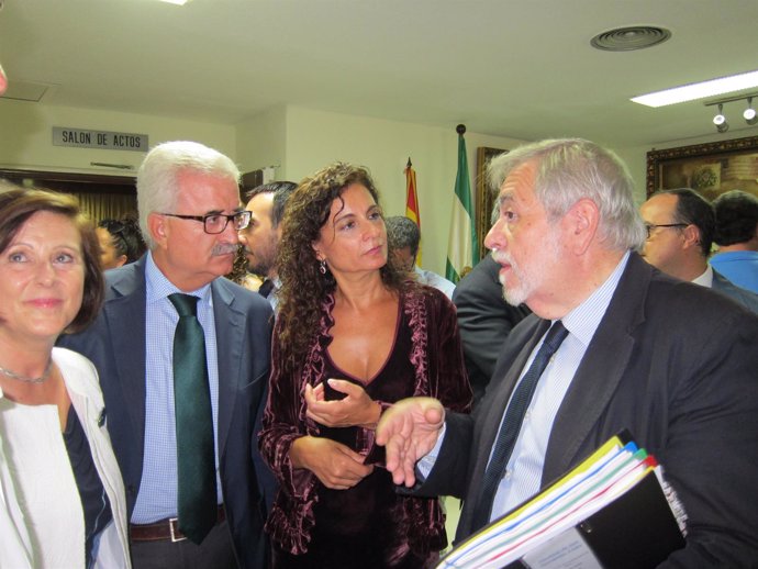 Gobierno y Junta de Andalucía firman el traspaso del Hospital de San Carlos