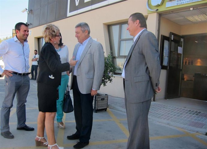 Víboras saluda al presidente de Olecampo, Juan Gadeo.