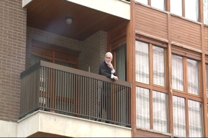 El etarra Josu Uribetxeberria Bolinaga en el balcón de su casa ETA