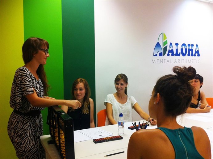 Un grupo de profesores son formados en la enseñanza a través del ábaco.