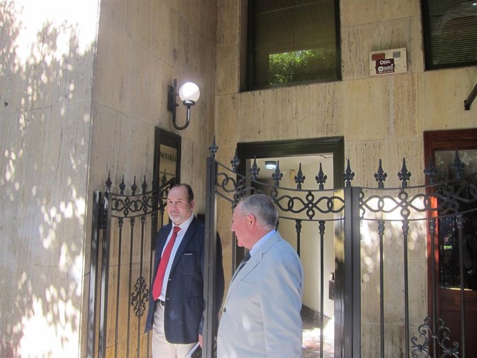 El delegado de Medio Ambiente, José Manuel Ortiz, en la puerta de la notaria