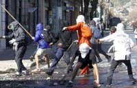 Al menos 10 policías heridos y 35 avisos de bomba en Santiago en el aniversario del golpe