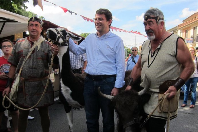  El Alcalde Durante Su Visita Al Mercado Medieval De Salamanca.