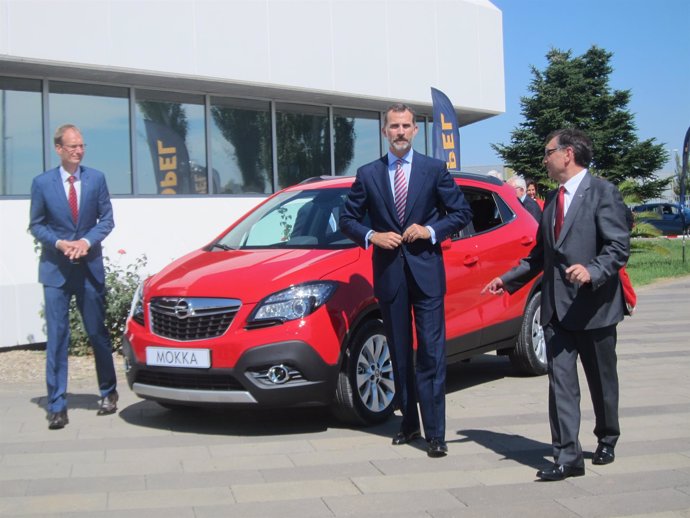 Felipe VI ha probado este viernes el nuevo Opel Mokka