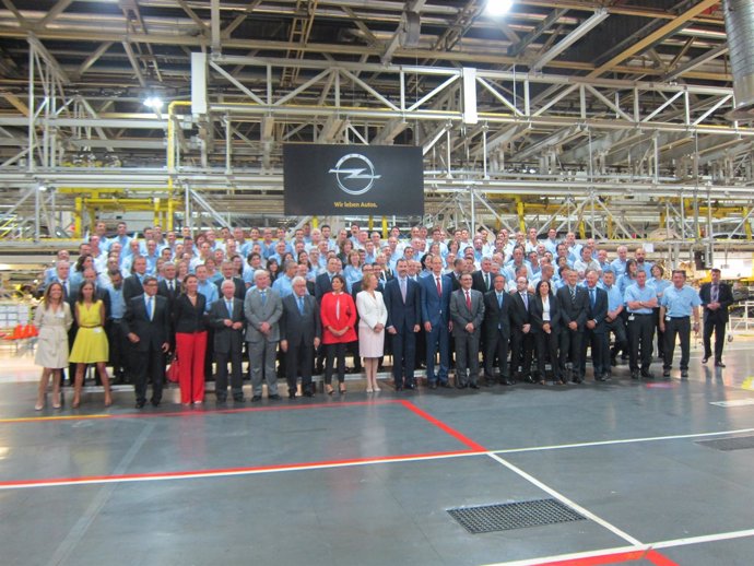 Autoridades y plantilla de GM España en el inicio de la producción del Mokka