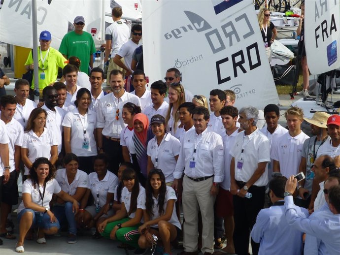 El Rey Felipe VI con los regatistas de la clase Láser