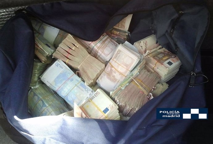 Bolsa con el dinero intervenido por la Policía Municipal